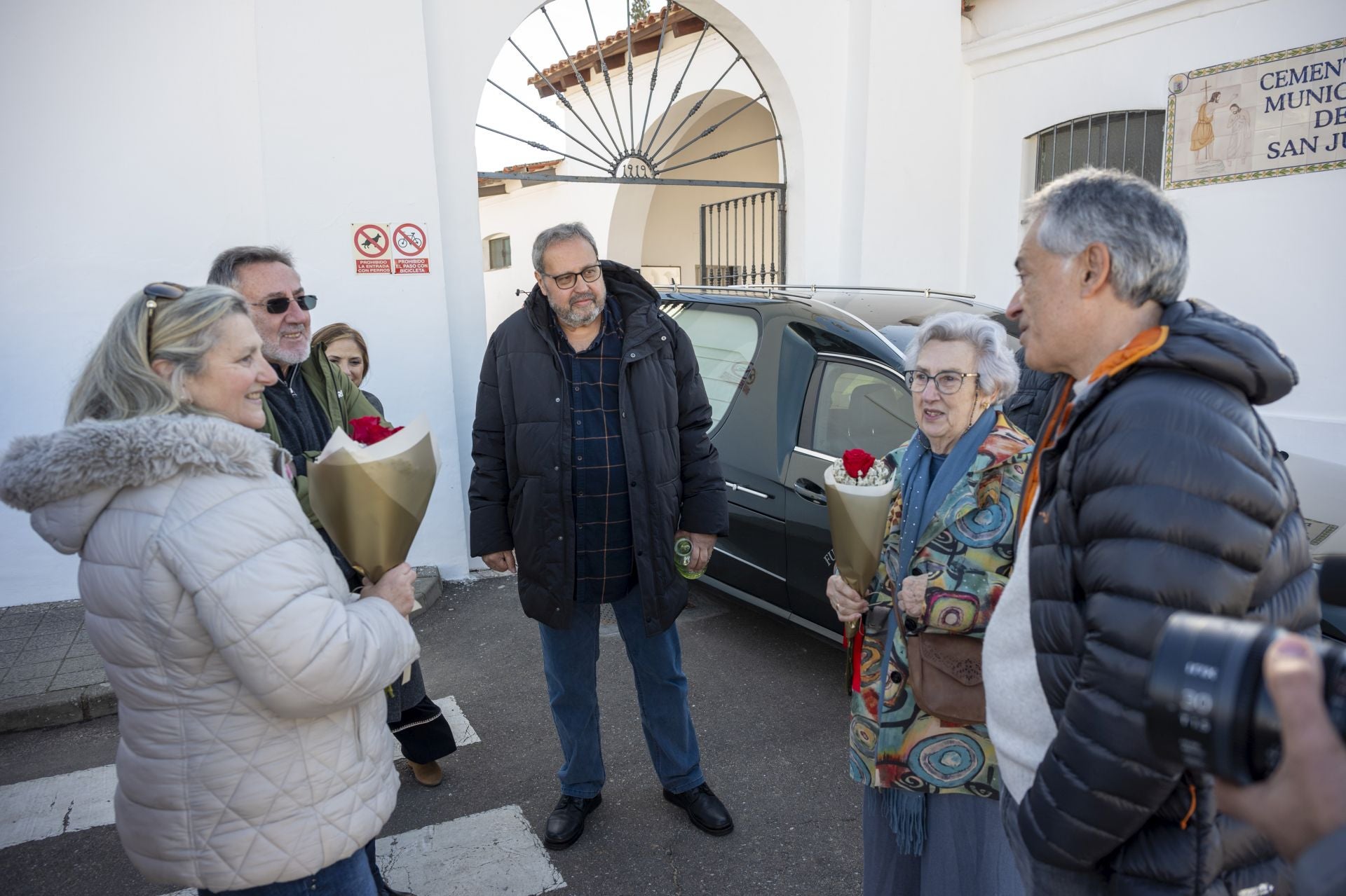 Fotos | La familia de Manuel Guillén Expósito inhuma sus restos en el cementerio de San Juan de Badajoz