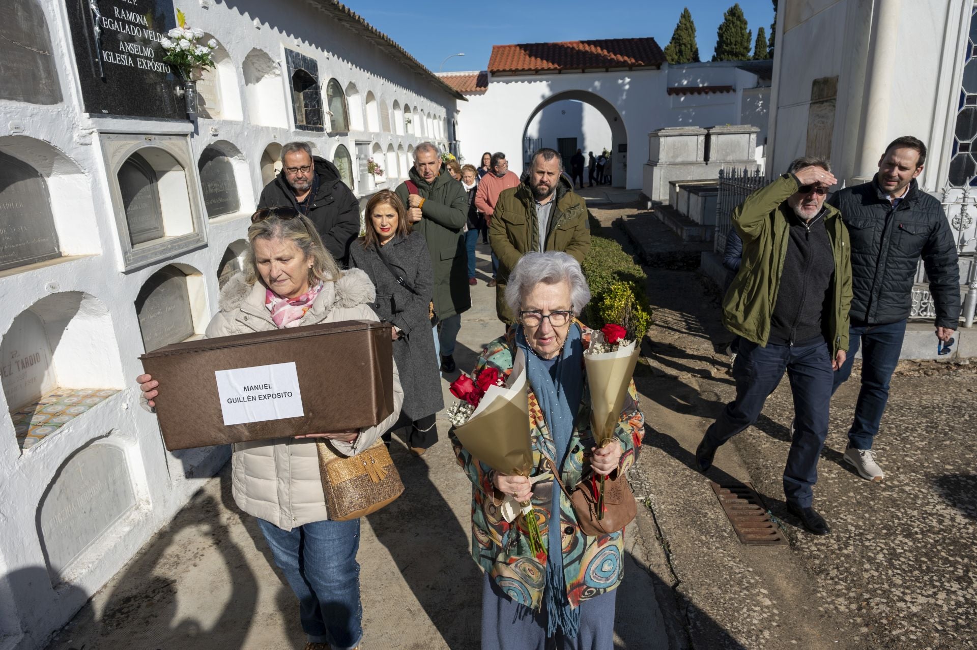 Fotos | La familia de Manuel Guillén Expósito inhuma sus restos en el cementerio de San Juan de Badajoz