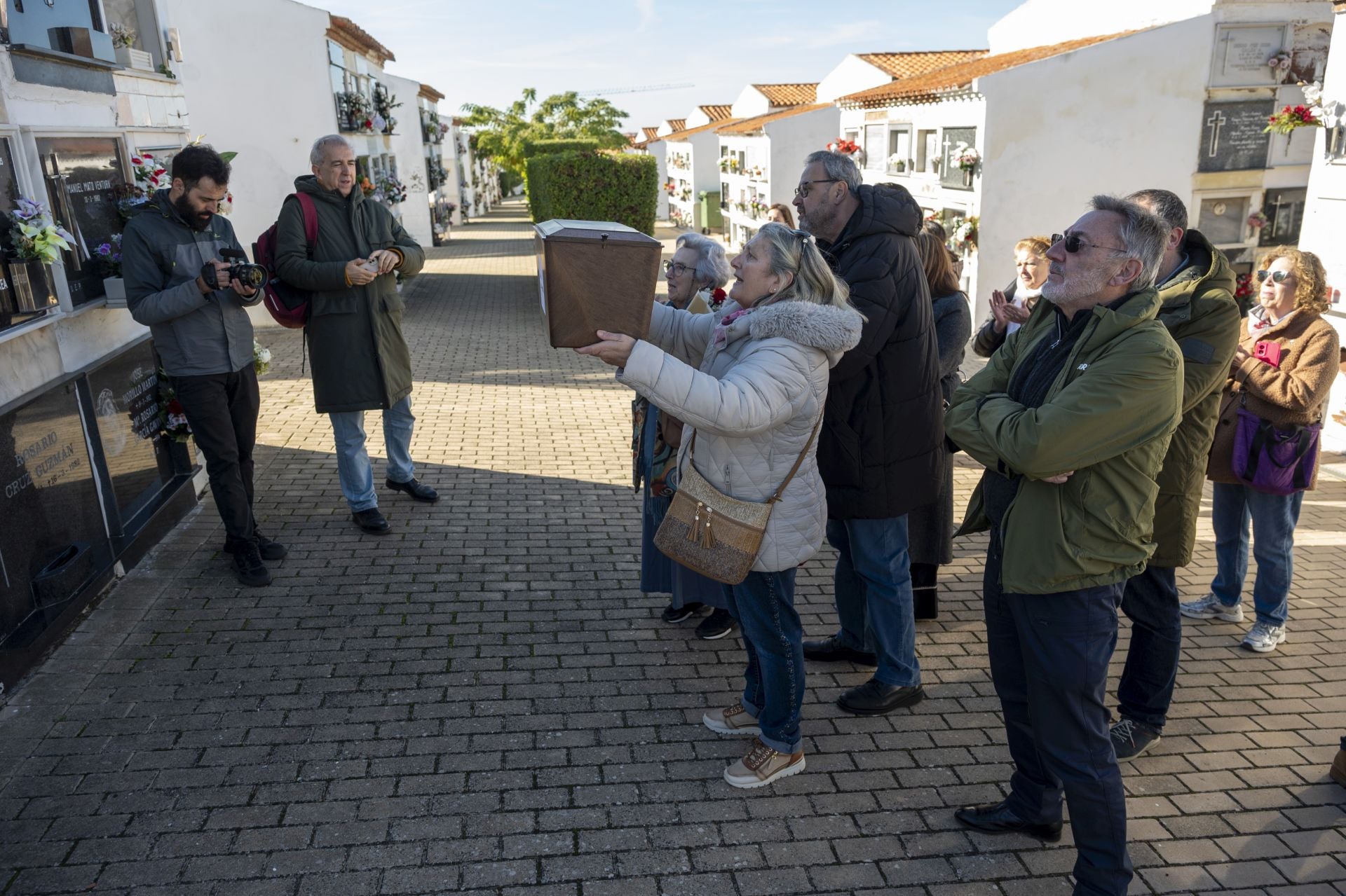Fotos | La familia de Manuel Guillén Expósito inhuma sus restos en el cementerio de San Juan de Badajoz