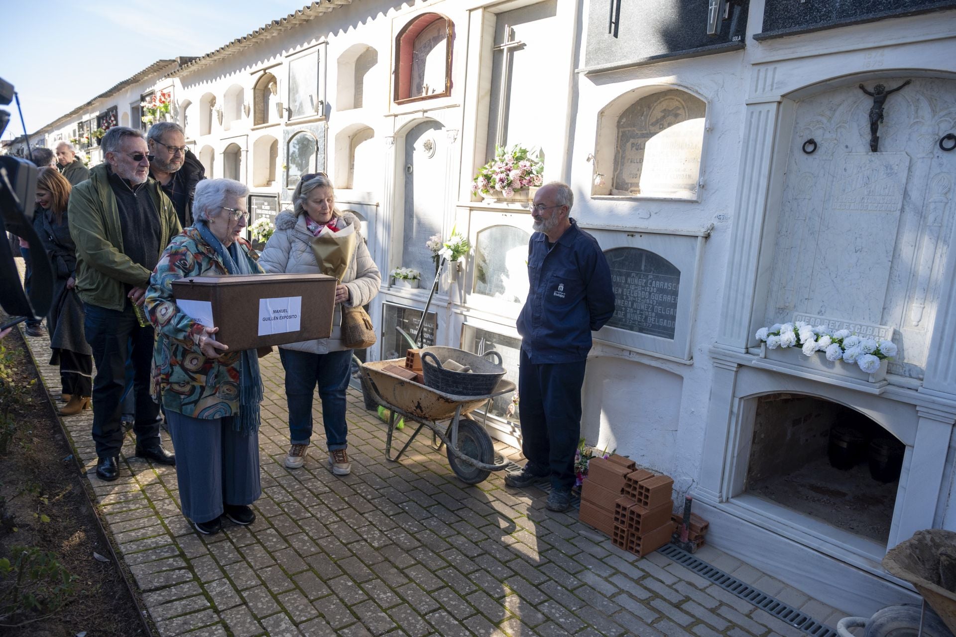 Fotos | La familia de Manuel Guillén Expósito inhuma sus restos en el cementerio de San Juan de Badajoz