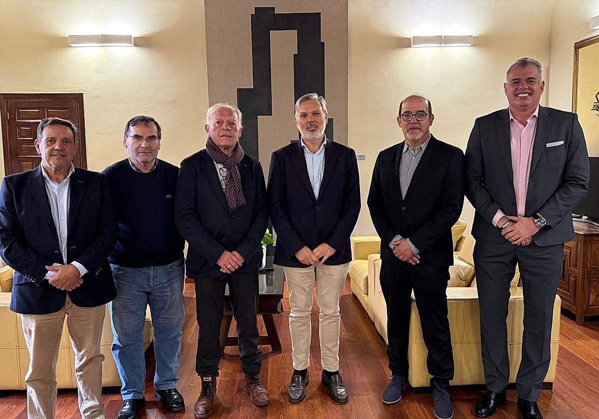 Pizarro, con la directiva de la Confederación Española de Cascos Históricos.