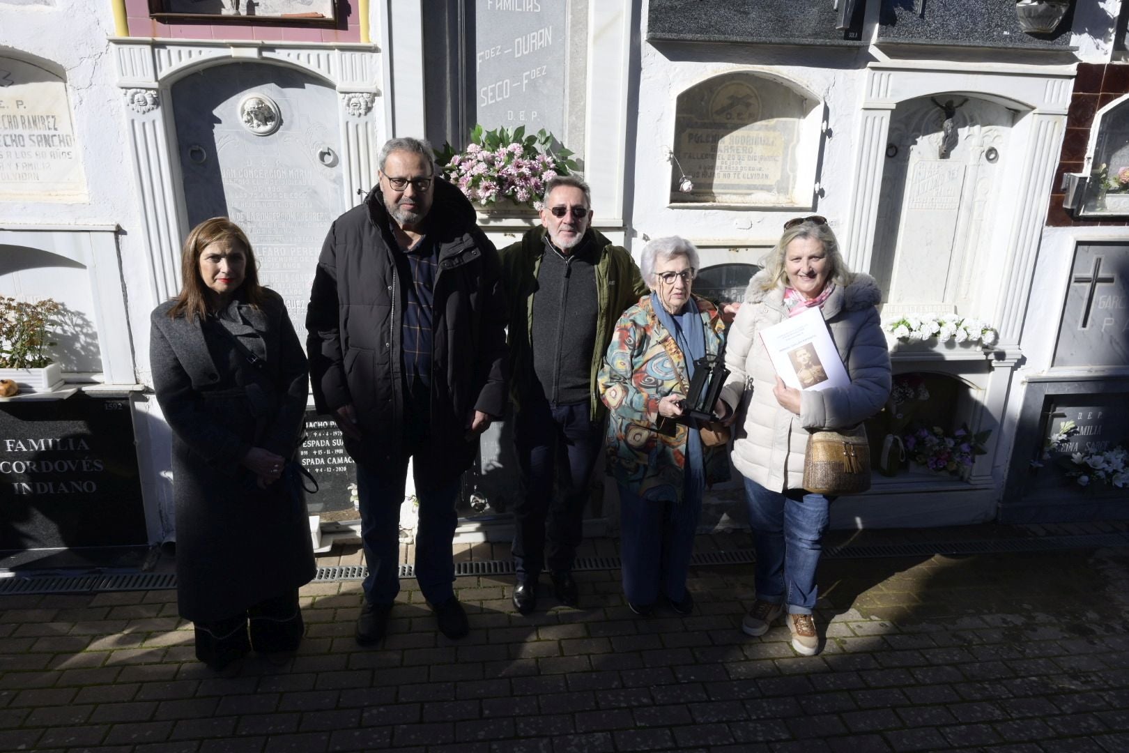 Fotos | La familia de Manuel Guillén Expósito inhuma sus restos en el cementerio de San Juan de Badajoz