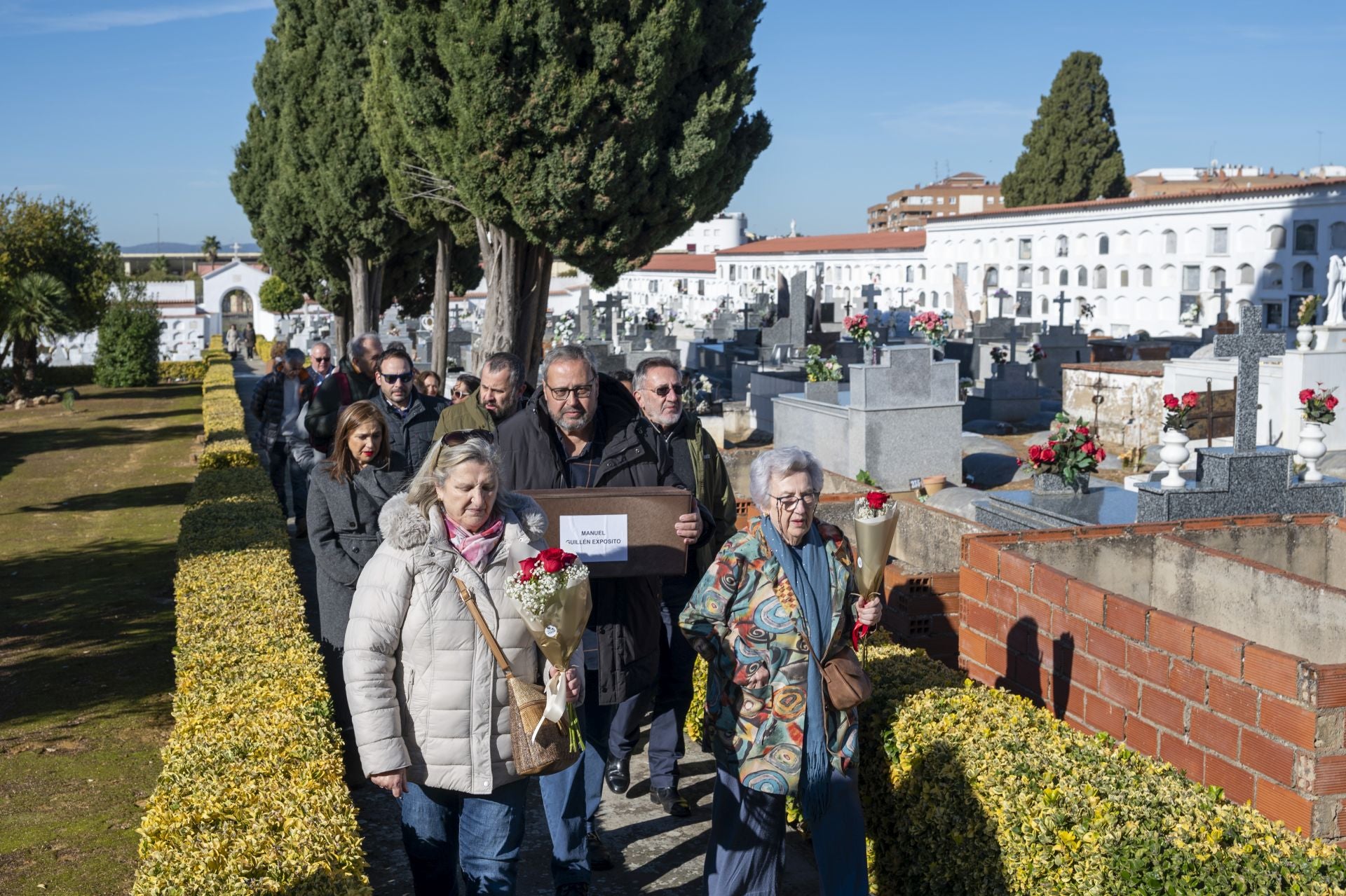 Fotos | La familia de Manuel Guillén Expósito inhuma sus restos en el cementerio de San Juan de Badajoz