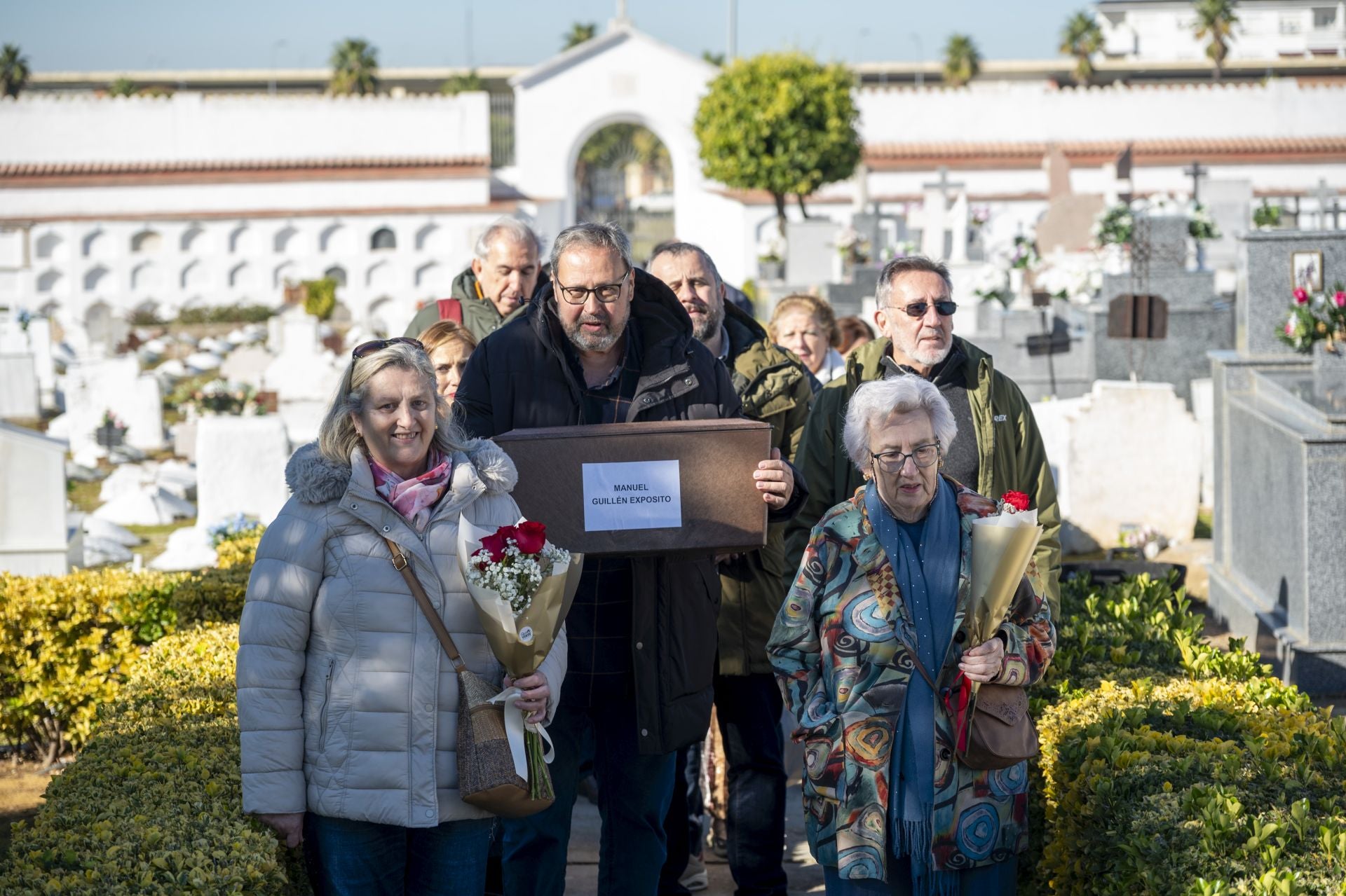 Fotos | La familia de Manuel Guillén Expósito inhuma sus restos en el cementerio de San Juan de Badajoz