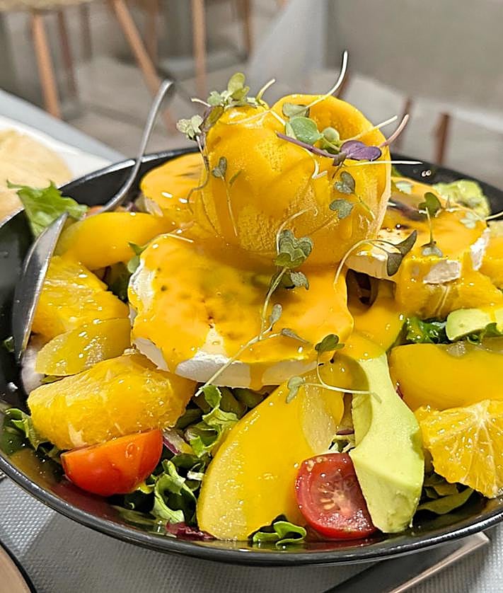 Imagen secundaria 2 - Aperitivo, arroz negro y ensalada de rulo y frutas.