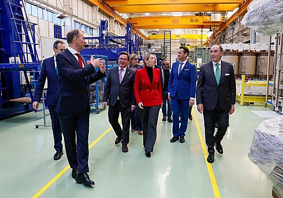 María Guardiola e Ignacio Galán, en la visita a la planta de Faramax.