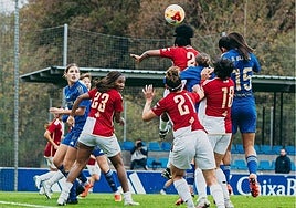 Acción del duelo entre el Oviedo y el Cacereño Femenino de la pasada jornada.