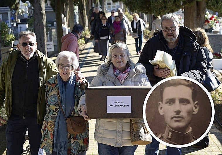 Cuatro nietos de Manuel llevan sus restos a su tumba junto a su mujer.
