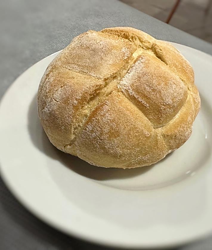 Imagen secundaria 2 - Detalle de la mesa, torrija y pan.