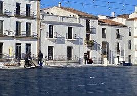 La superficie de la pista de patinaje instalada en la Plaza Mayor de Cáceres permanecía este jueves por la tarde sin hielo.