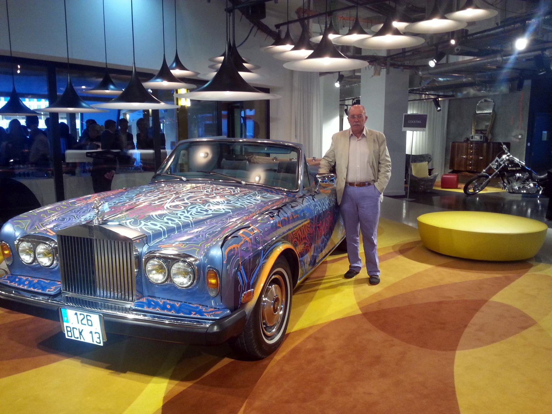 Con un Rolls Royce en París.