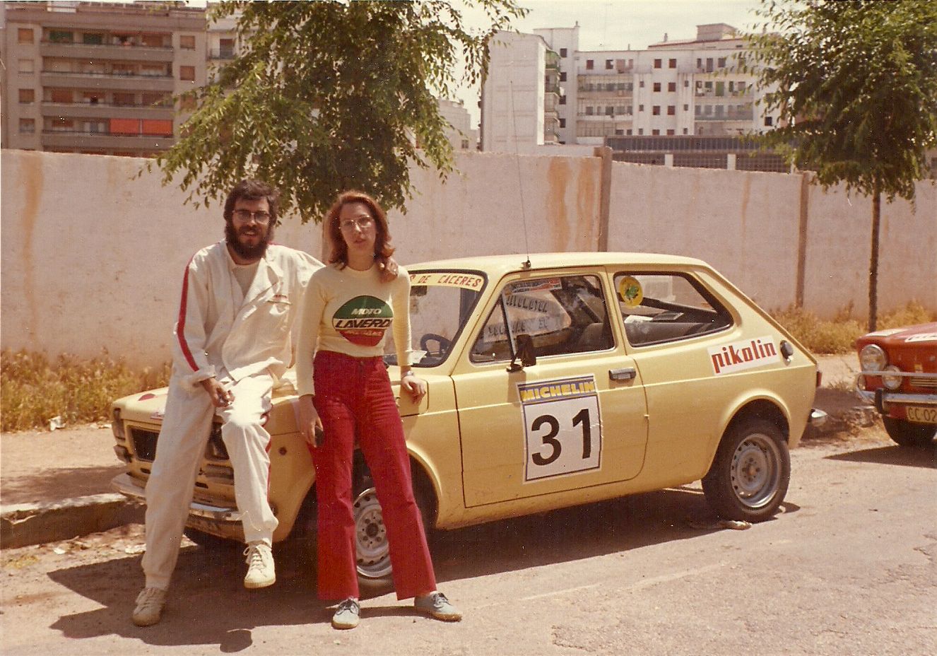 Con Gloria, entonces su novia y copiloto, en 1974 con un Seat 127
