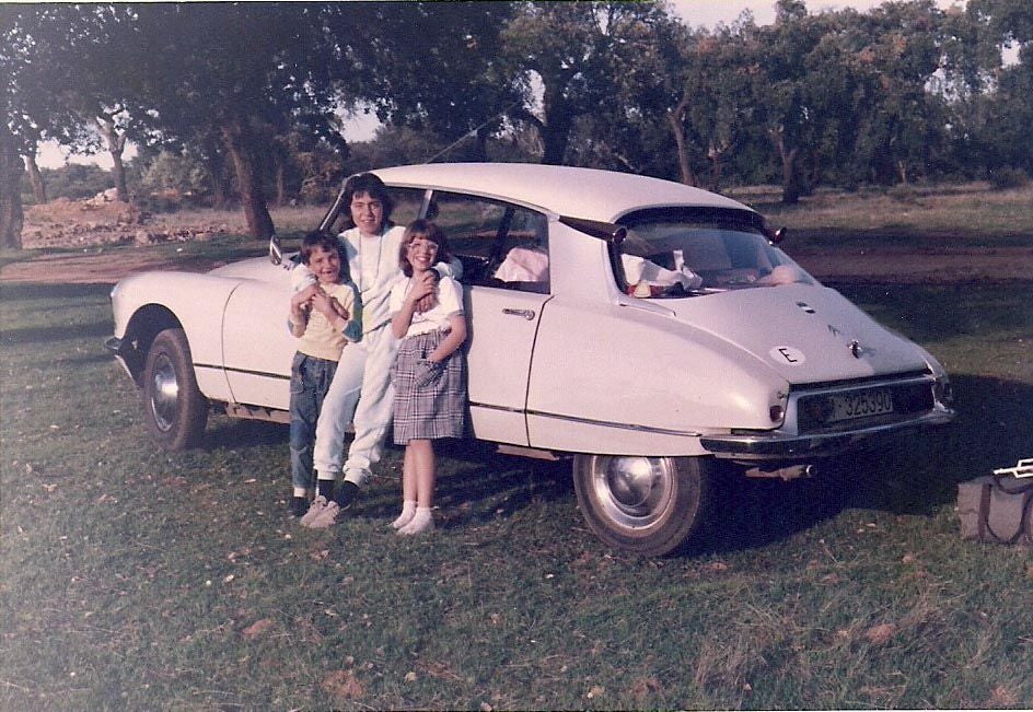 Sus hijos con un 'Tiburón' de 1974 en 1985