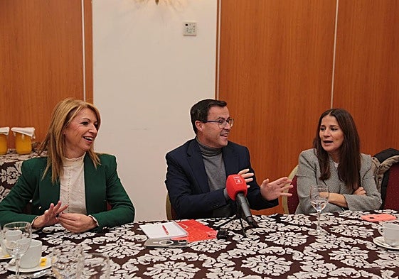 Miguel Ángel Gallardo, entre Piedad Álvarez e Isabel Gil Rosiña en el encuentro con medios de comunicación en Mérida.