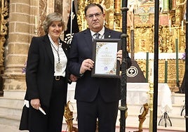 Paqui Álvarez, hermana mayor de la Cofradía del Silencio, junto a Antonio de Salezán en 2023 cuando le fue entregado el premio Cruz de Guía de la hermandad del Martes Santo.