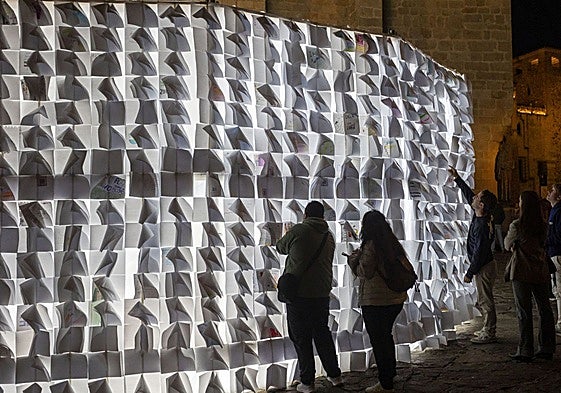 'En hojas blancas' fue la primera acción callejera que puso en marcha la candidatura de Cáceres 2031.