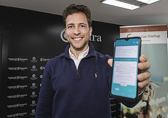 José Miguel Rodríguez muestra la aplicación que ha creado y que está impulsando con un programa de la Cámara de Comercio de Badajoz.