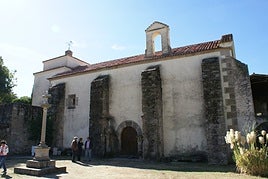 Vista del edificio desde la entrada principal al recinto.
