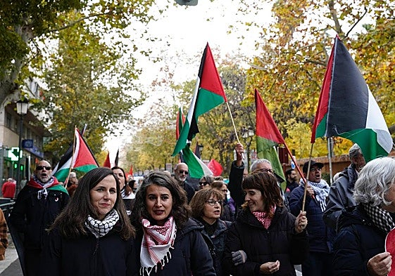 Ione Belarra e Irene de Miguel, en la manifestación que ha tenido lugar este sábado en Caceres.