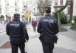 La Policía Local de Cáceres rescata a un hombre semiinconsciente tras el incendio de su vivienda