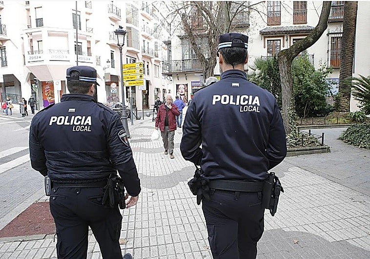 La Policía Local de Cáceres rescata a un hombre semiinconsciente tras el incendio de su vivienda