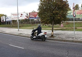 El motorista sufrió el accidente tras abandonar la glorieta de Conquistadores.