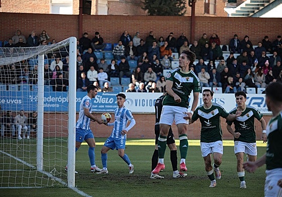 César Gómez celebra el gol del triunfo del Cacereño en Talavera de la Reina.
