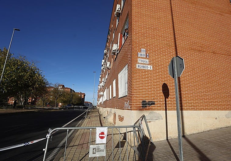 Desalojadas ocho familias en Cáceres por el riesgo de colapso de la fachada de un bloque de pisos