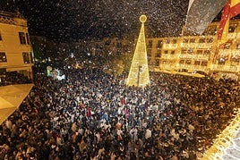 Un momento de la iluminación del año pasado, con un gran árbol presidiendo la Plaza Mayor.