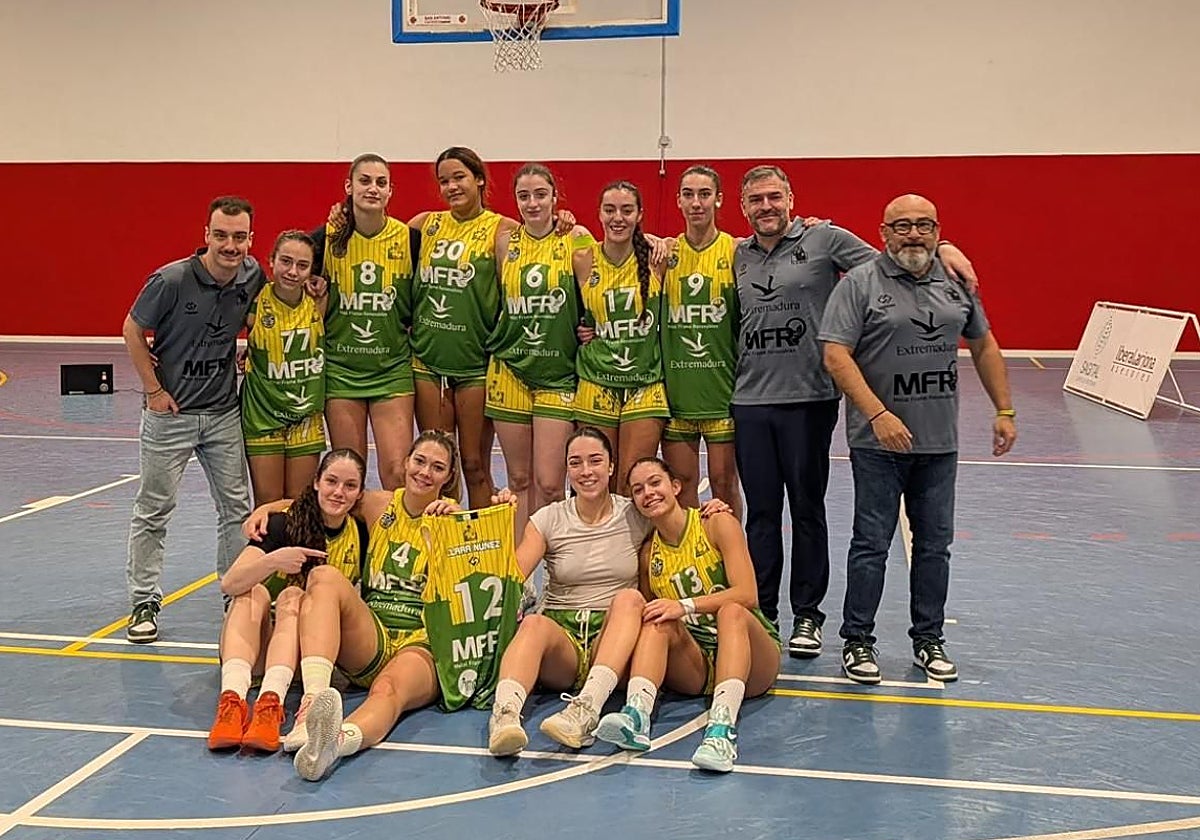 Las jugadoras del filial del Al-Qázeres celebran la victoria en el derbi ante el San Antonio.