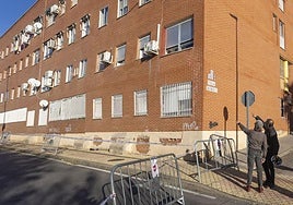 Fachada del edificio de Aldea Moret, en Cáceres, que se encuentra en riesgo de derrumbe.