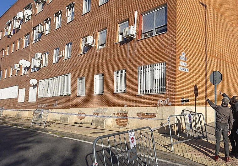 Fachada del edificio de Aldea Moret, en Cáceres, que se encuentra en riesgo de derrumbe.