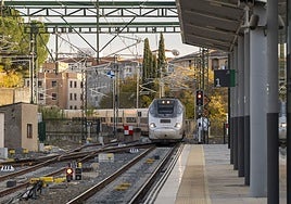 Un tren Avant llegando a la estación de Badajoz en su primer día de servicio.