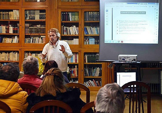 Marciano Martín Manuel durante la presentación del libro en la biblioteca del Casino Obrero de Béjar.