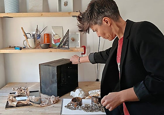 Olalla Gómez Vadericeda muestra el estado de su obra tras estar expuesta en el Museo Luis de Morales.