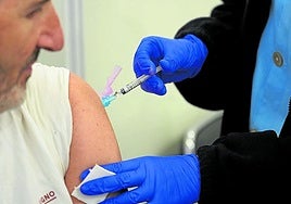 Sanitaria inyecta una dosis de la vacuna frente a la gripe