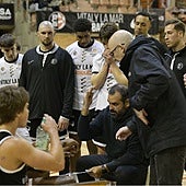 El técnico del BCB, Pablo Cuevas, da instrucciones a sus jugadores durante un tiempo muerto.