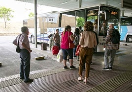Viajeros en la estación de Mérida acceden al autobús de una línea regional.