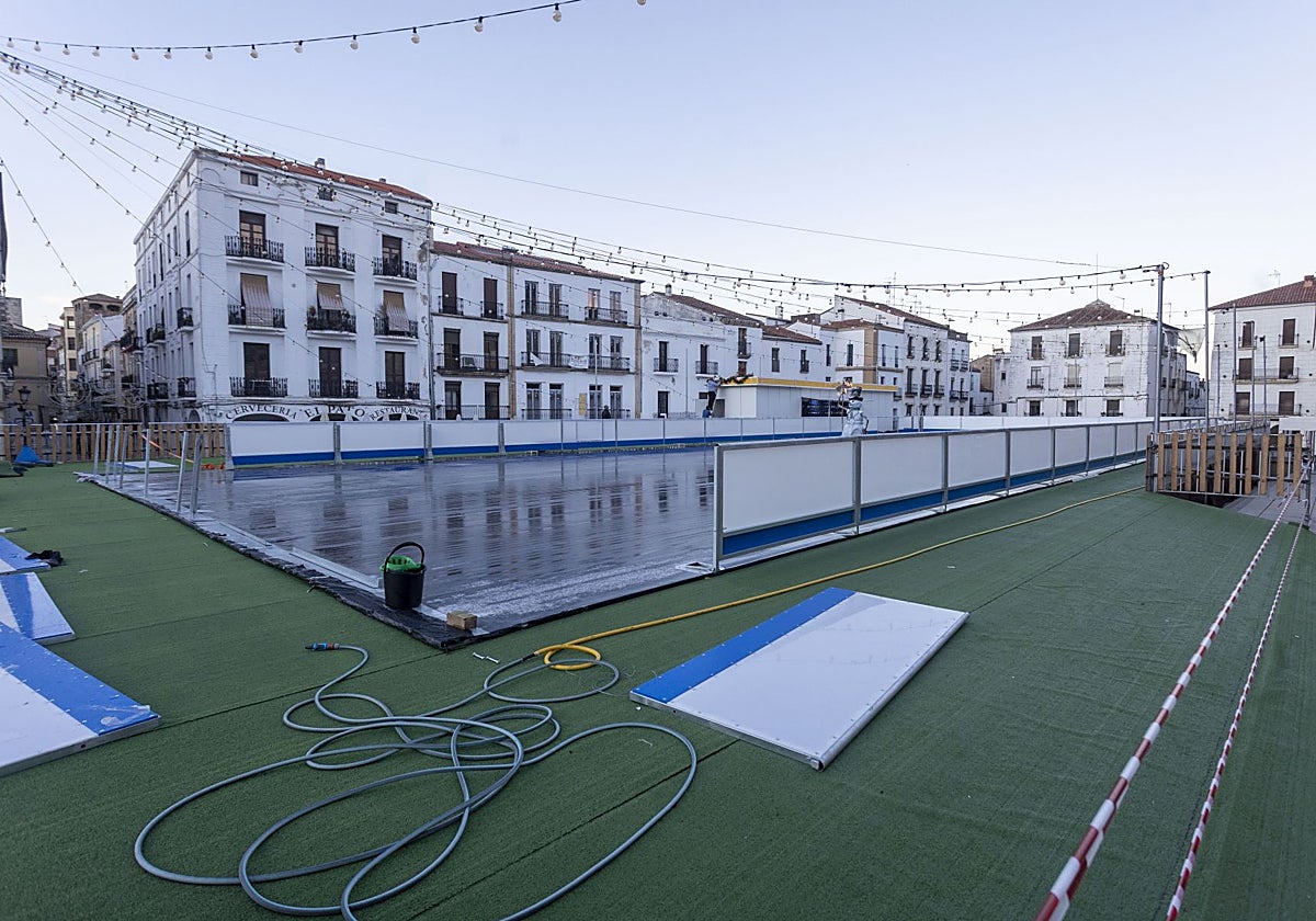 Imagen de este martes por la tarde de la pista de hielo instalada en la Plaza Mayor de Cáceres.
