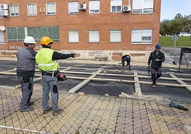 Los trabajos han comenzado este martes por la mañana con la colocación de una estructura de madera.