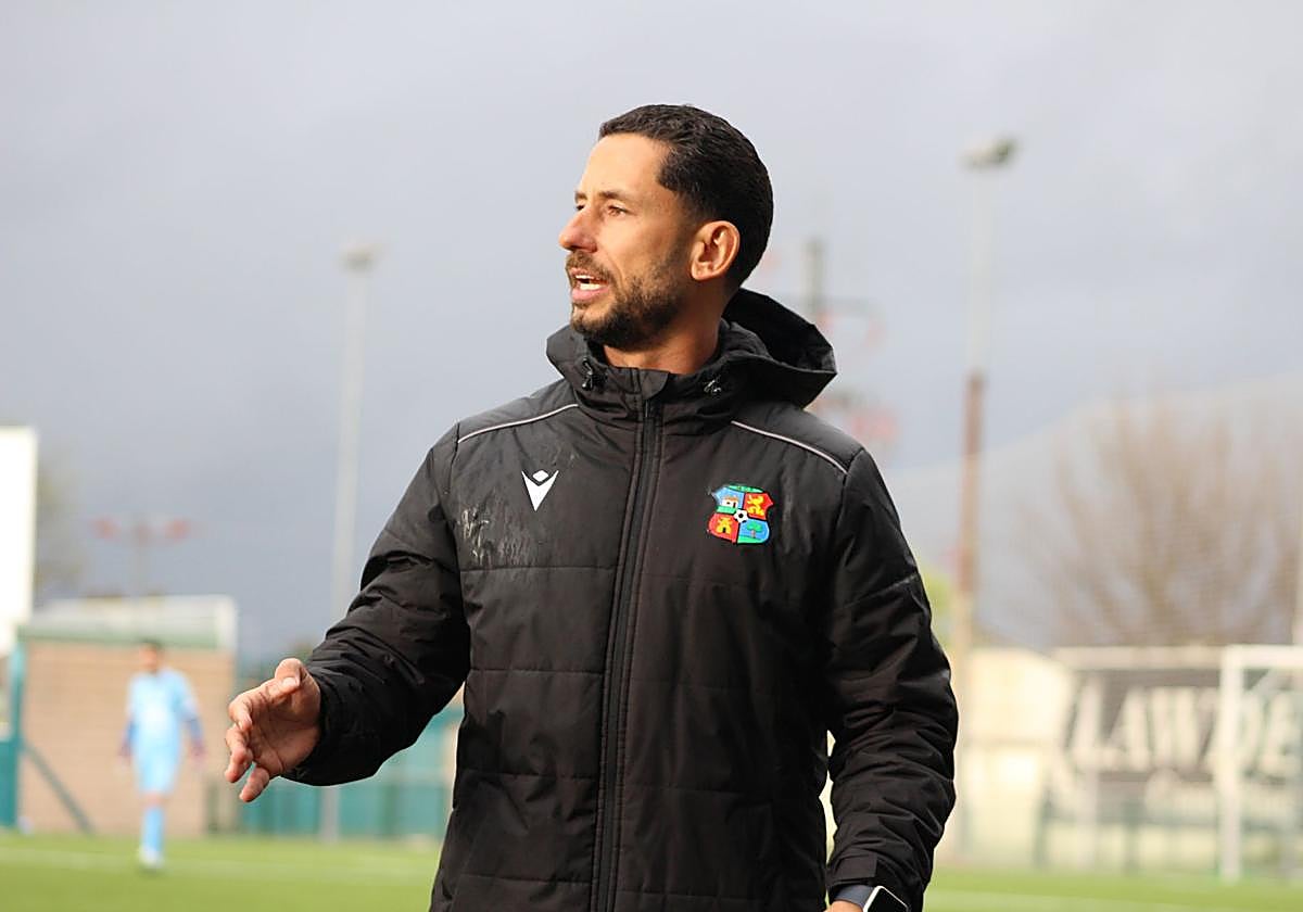 Samuel Pérez durante su etapa como entrenador del Moralo.