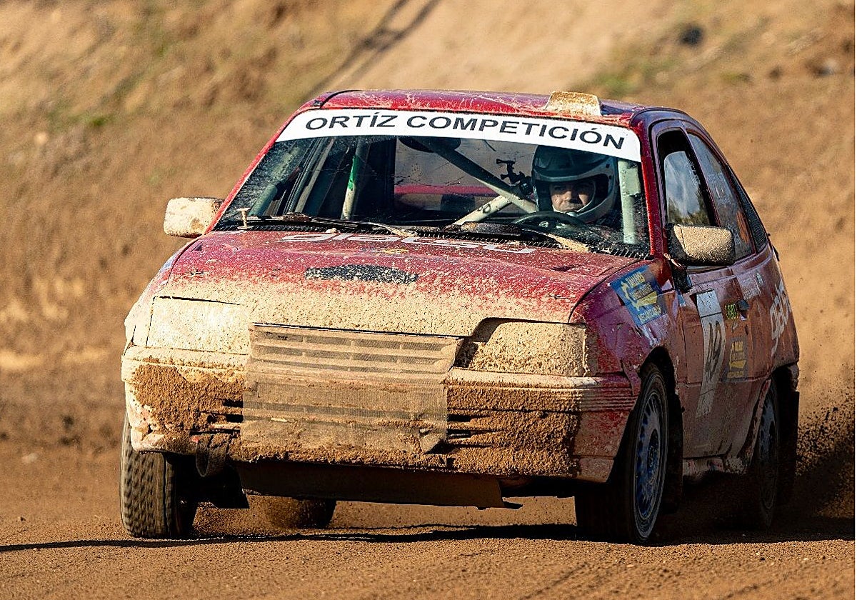 Esteban Ortiz a los mandos de su Opel Kadett con el que ganó la División II.