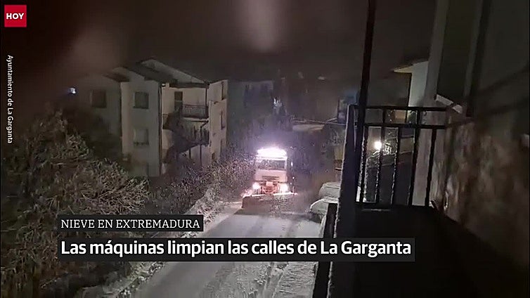 La nieve tiñe de blanco las sierras de Extremadura