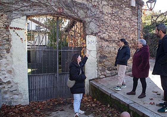 La guía Ana Isabel Torres muestra la casa del pote a unos visitantes.