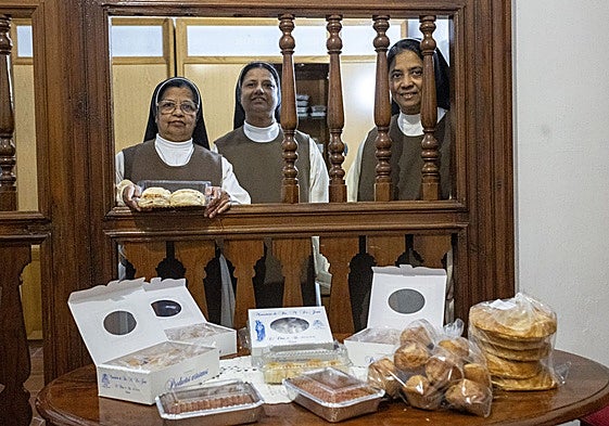 Monjas jerónimas este miércoles con los dulces que preparan en su convento de Cáceres.