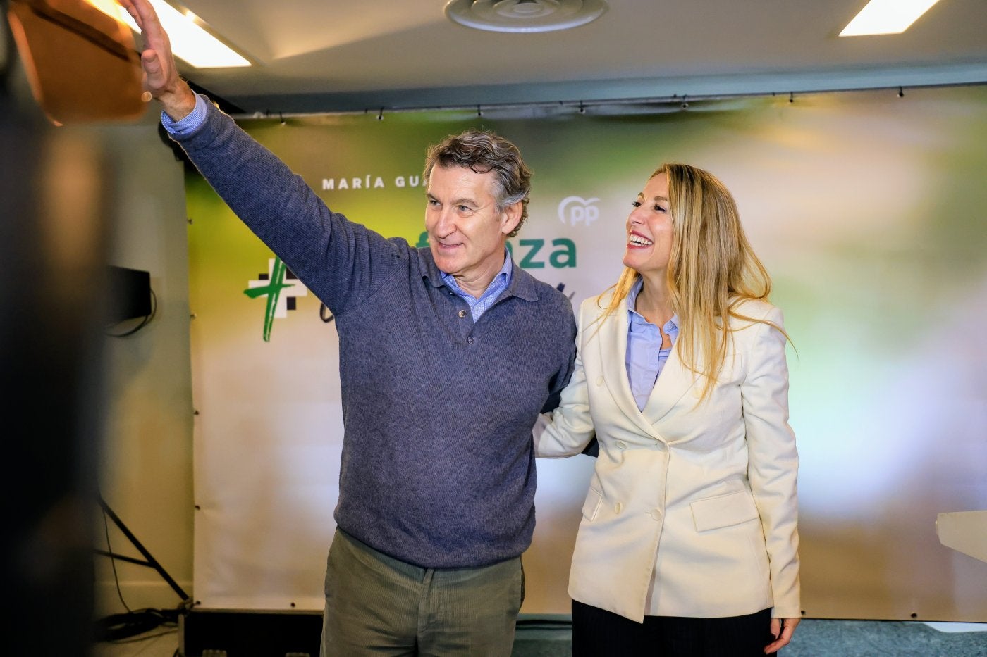Alberto Núñez Feijóo y María Guardiola antes de empezar el acto en Don Benito.