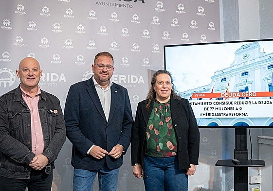 Rodríguez Osuna, en el centro, junto al portavoz del Gobierno local, Julio César Fuster, y la delegada de Hacienda, Carmen Yáñez, tras anunciarse que el Ayuntamiento eliminaba su deuda con los bancos a mitad de este año.