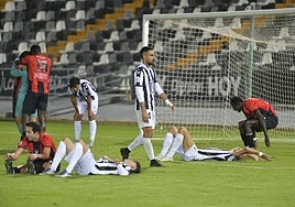Decepción blanquinegra tras el empate ante el Llerenense en el Nuevo Vivero.