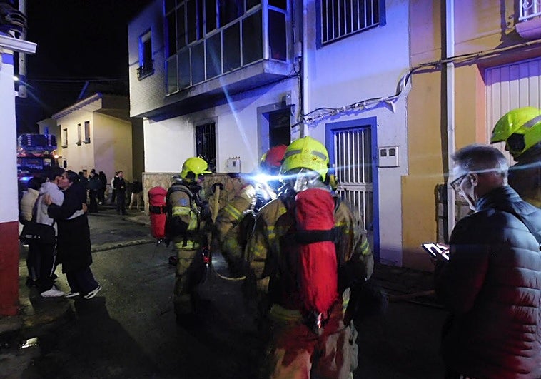Trasladan a Madrid a las dos personas con heridas «muy graves» en el incendio en Navalmoral de la Mata