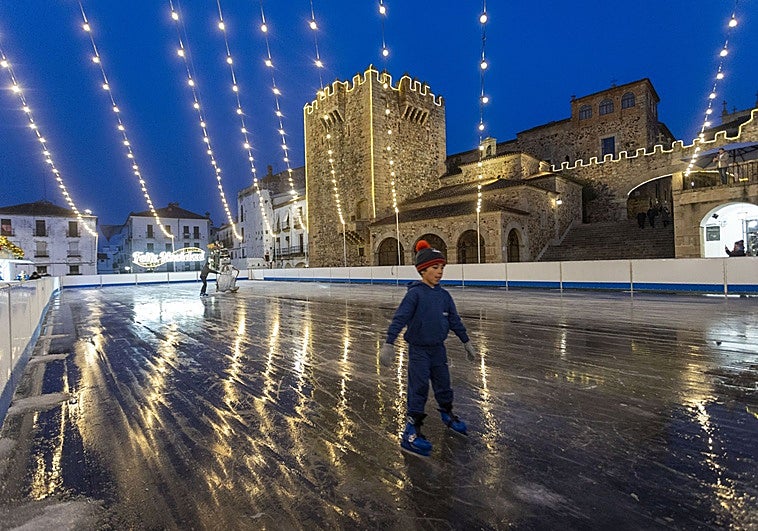 Abre la pista de hielo de la Plaza Mayor como la gran atracción de la Navidad cacereña